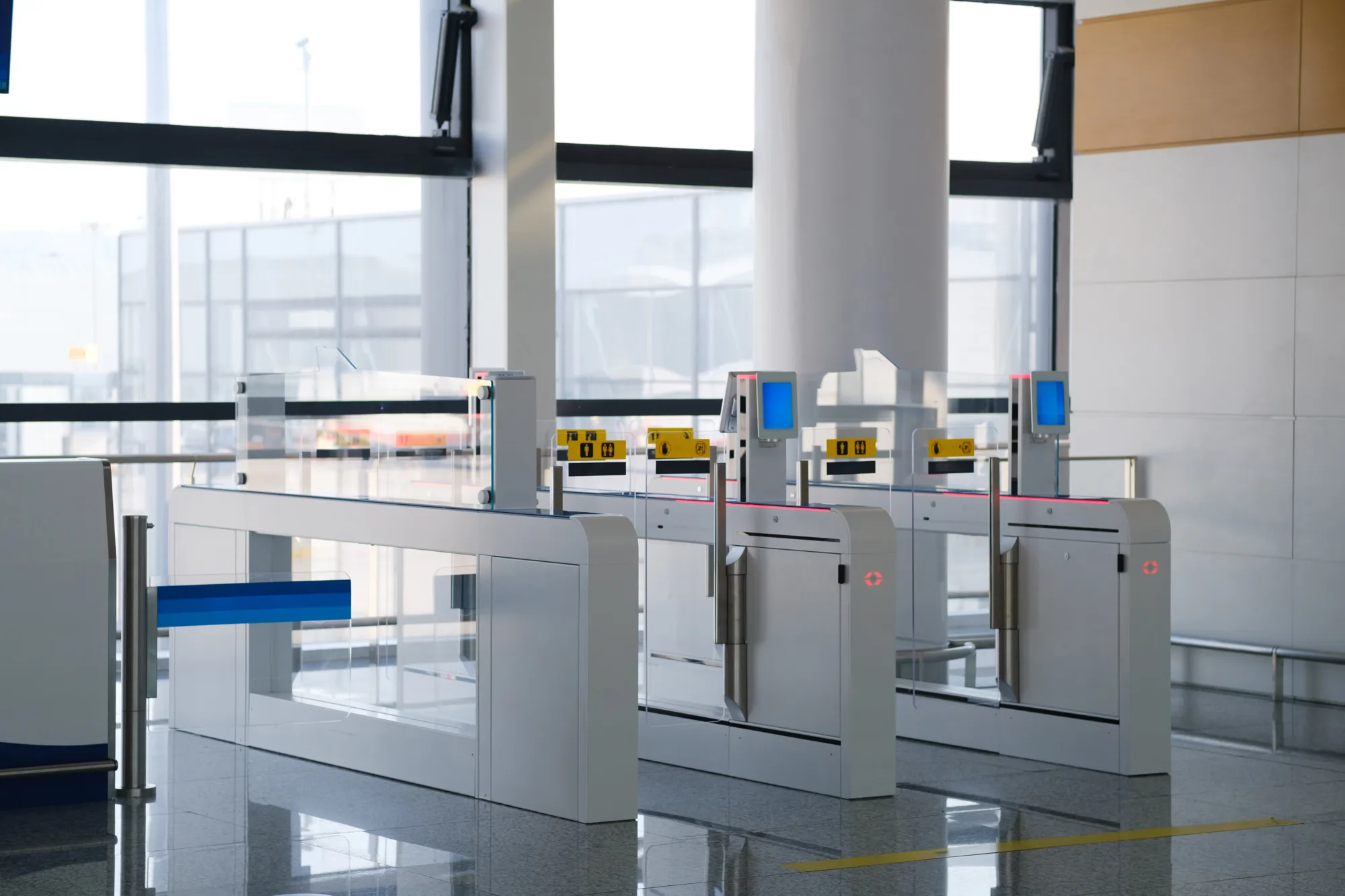 Automatske kapije za kontrolu putnika u svetlom terminalu aerodroma