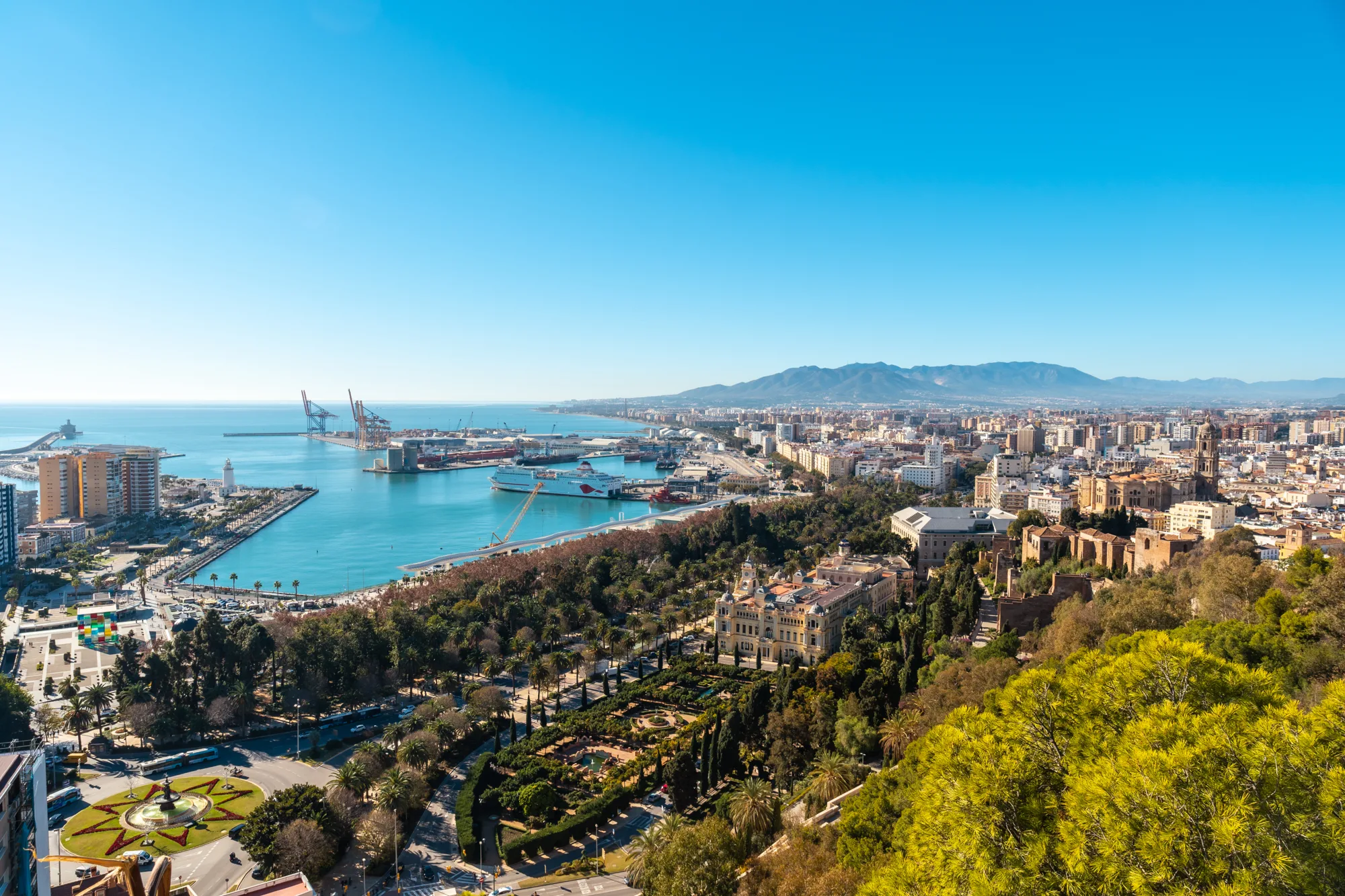 Pogled sa brda Gibralfaro na Gradsku kuću, njene bašte, centar i luku Málage po sunčanom danu